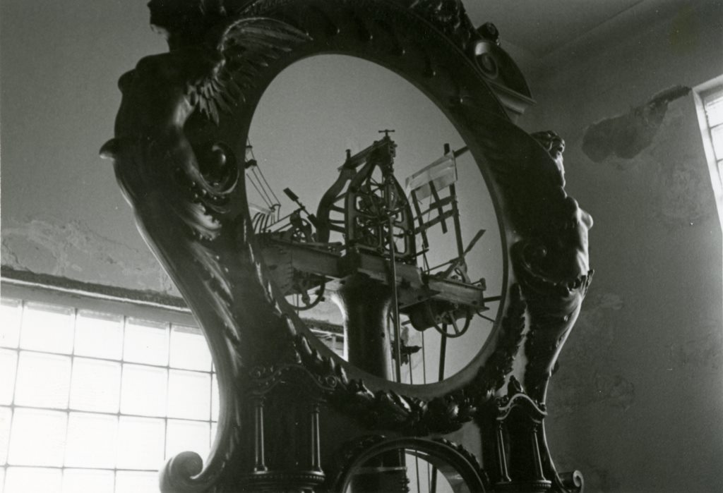 The clock’s mechanism is revealed during its 1982 disassembly for transport to the Detroit Historical Museum.