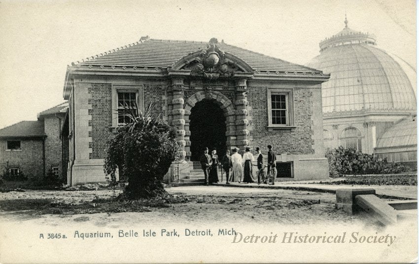 Photo postcard depicting Belle Isle Aquarium entrance, c.1910 – 1955.272.237