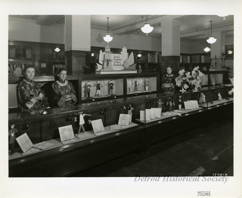 Himelhoch’s accessory counter, 1930s – 1982.146.254
