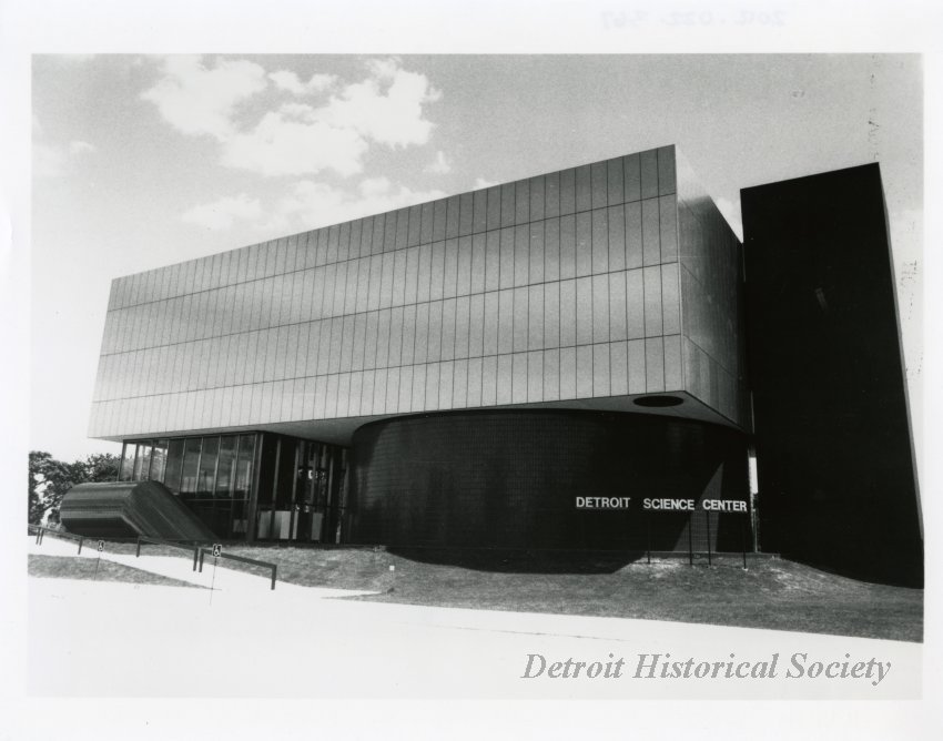 Black and white photo of the exterior of the Detroit (Michigan) Science Center, designed by William Kessler, c.1980