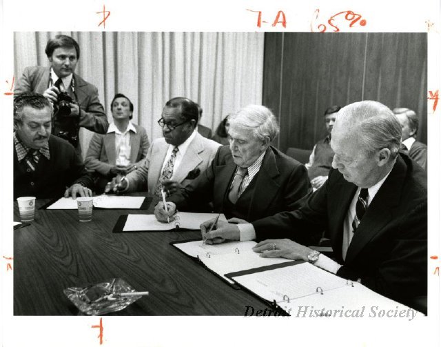 Lee Iacocca (right) signs agreement with UAW, 1979 - 2012.044.580