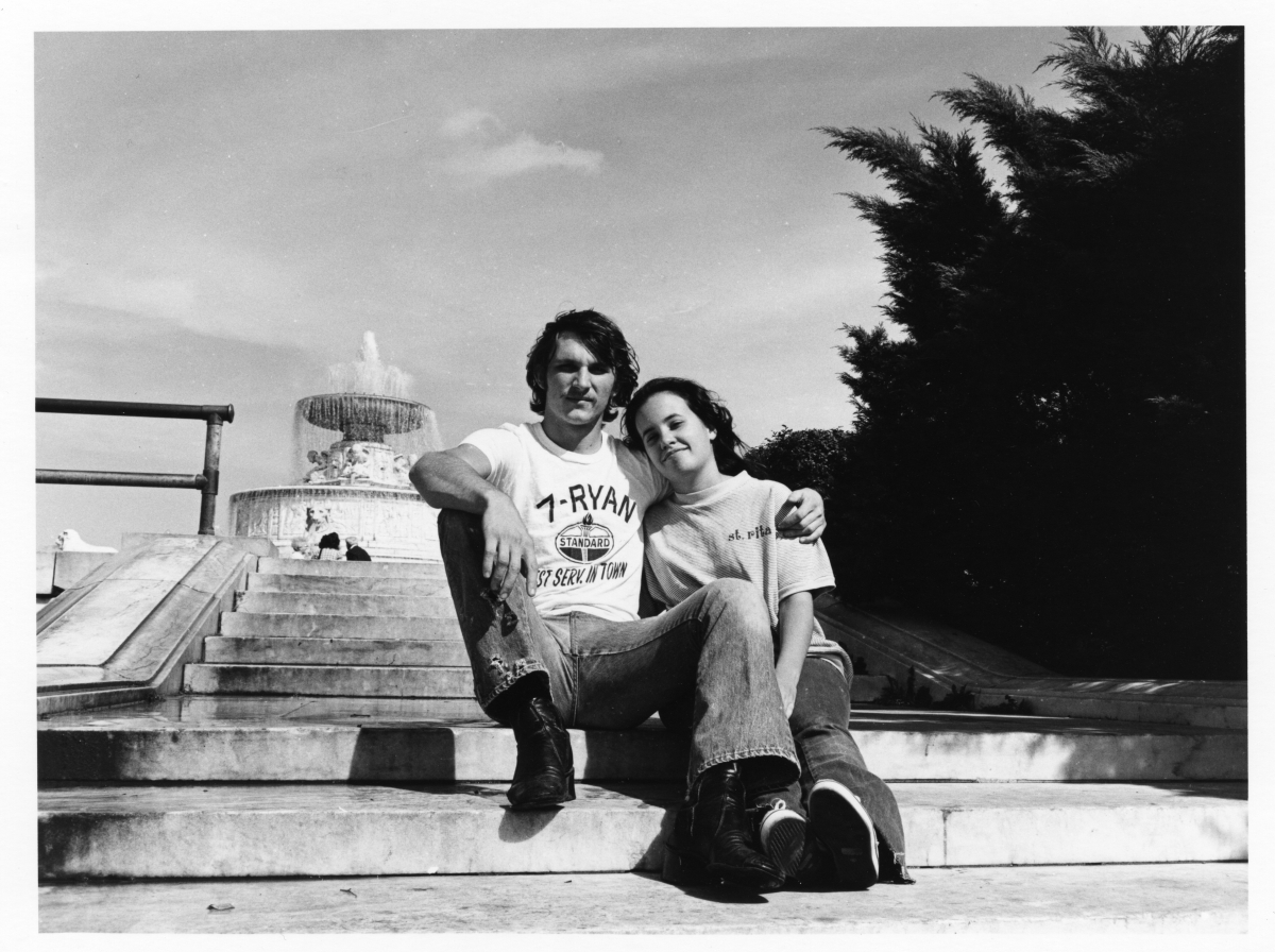 A couple by the Belle Isle fountain